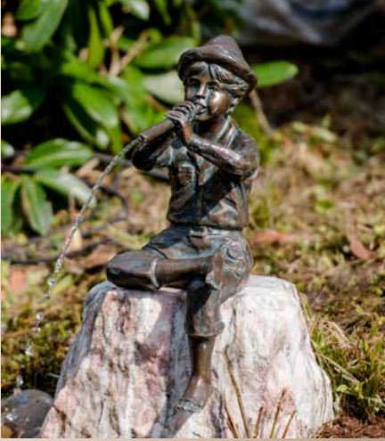 Bronzefigur Wasserspeier Bronzeflötenspieler sitzend